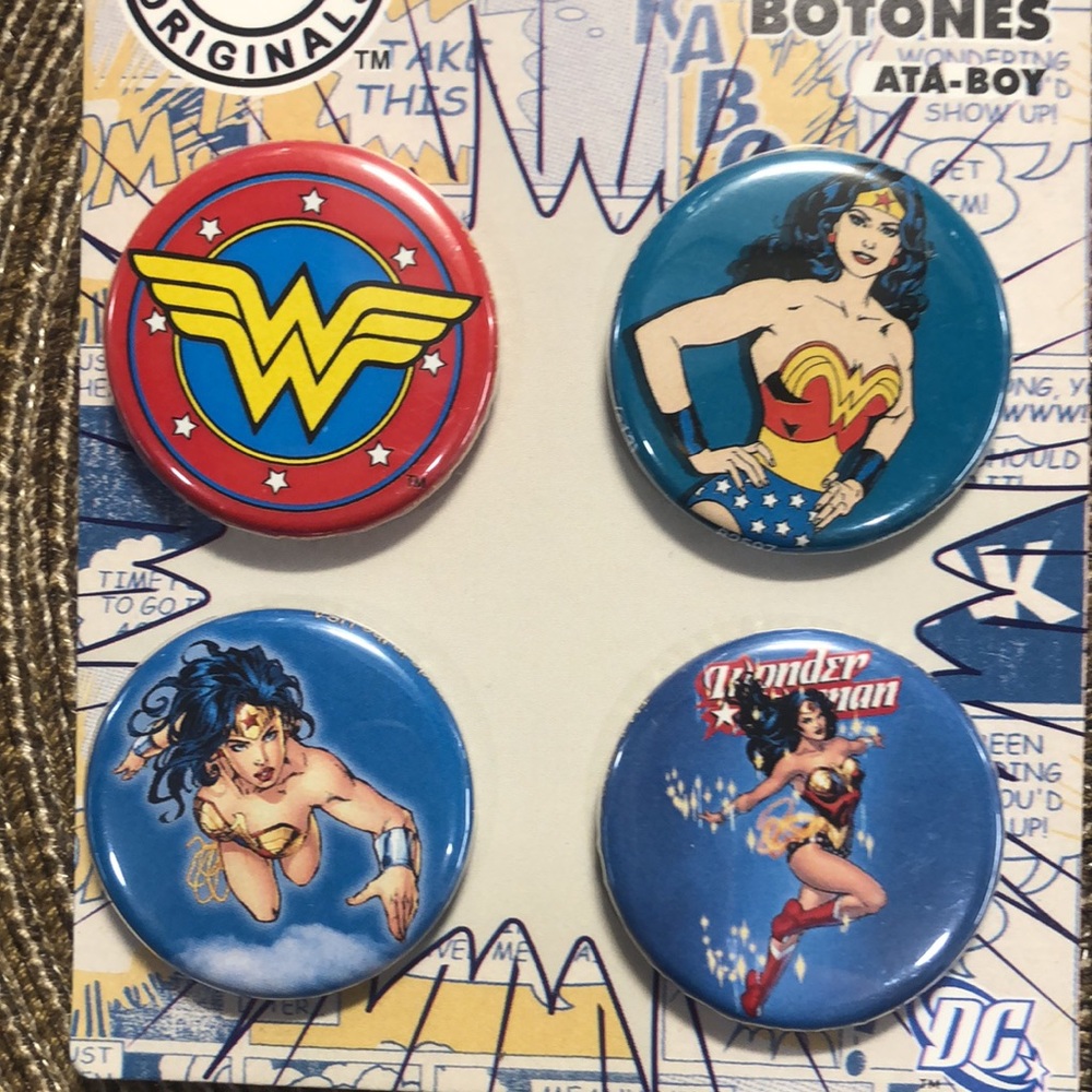 Wonder Woman Buttons - Picture 2 of 3